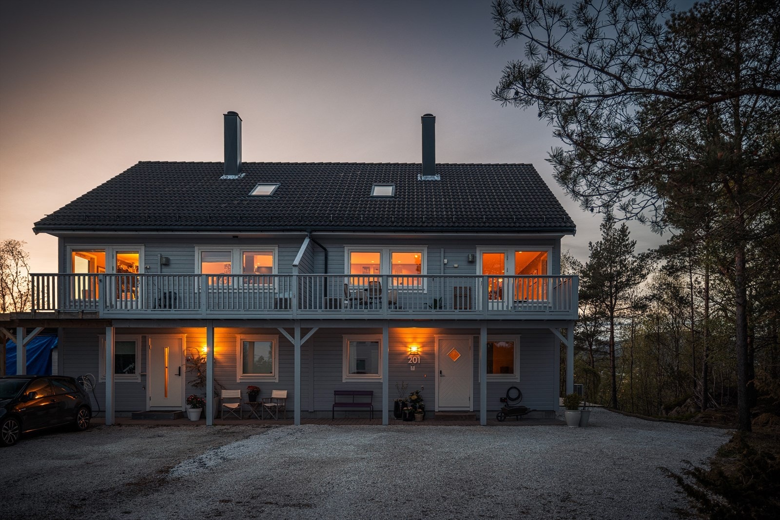 Fasaden på kveldstid, med lys fra de store vinduene i andre etasje. Galleribilde