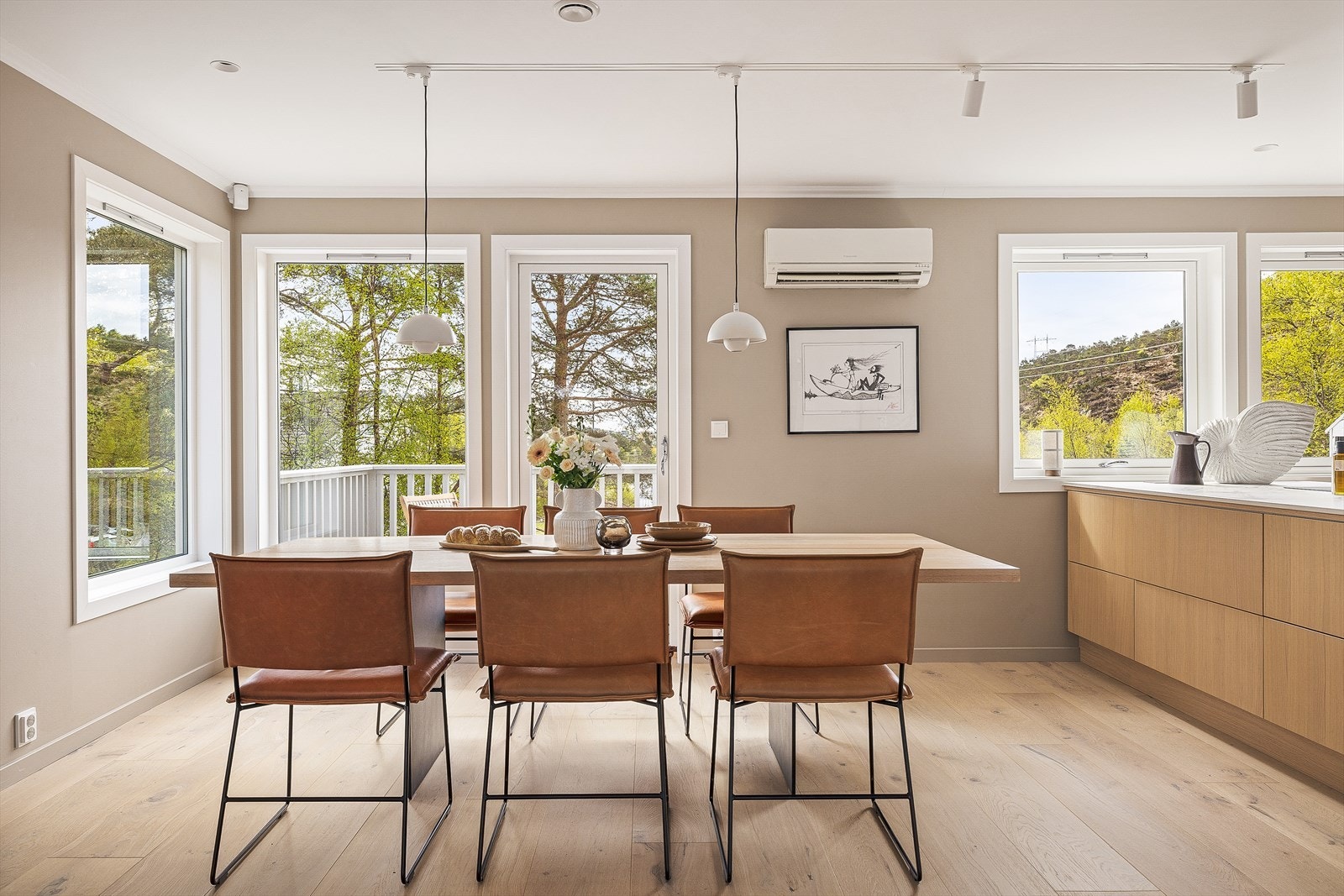 Fra spiseplassen er det utgang til den sør-østvendte altanen på 14,8 m². Galleribilde