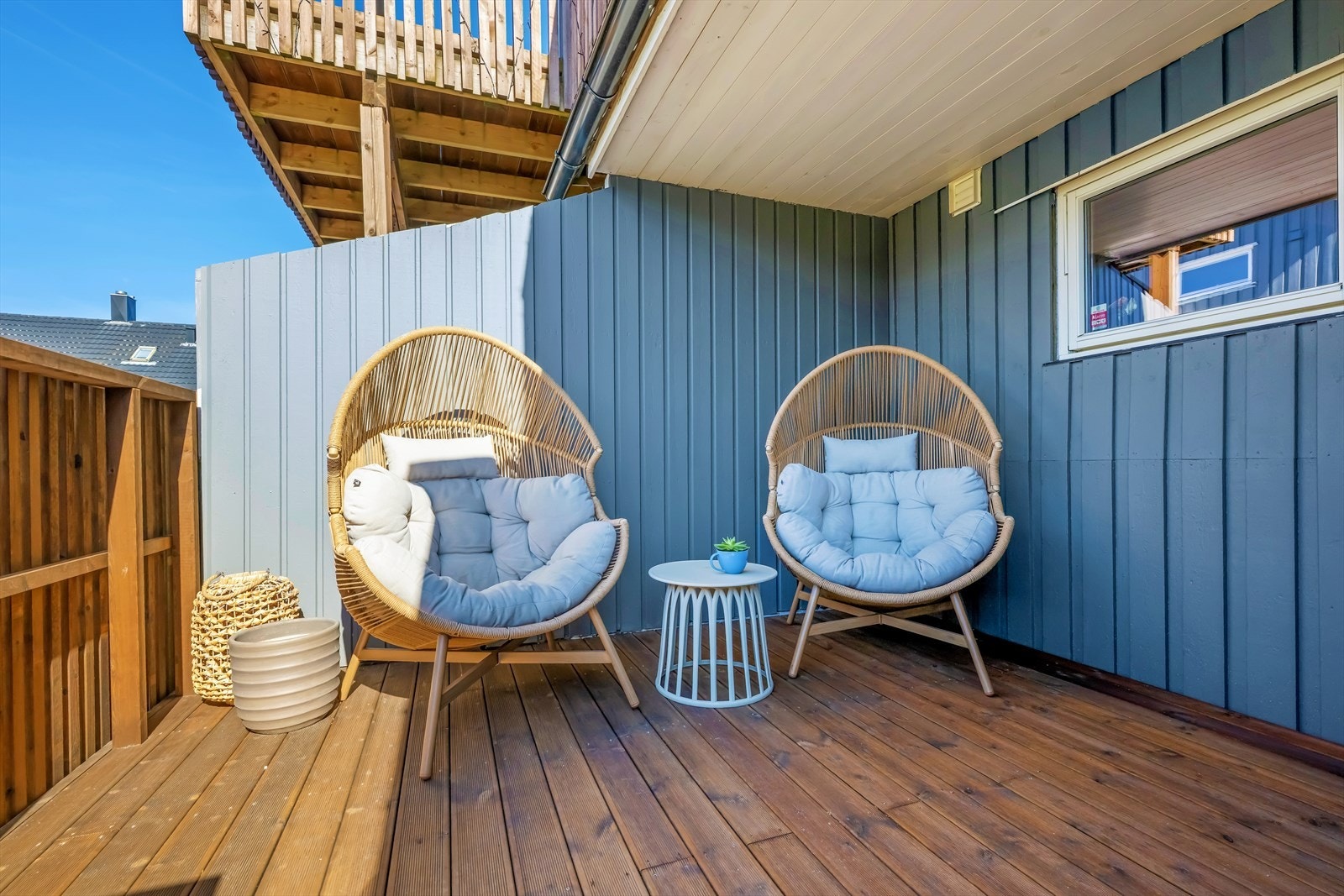 Fra stuen har du utgang til boligens store utvidelse på sommerstid. Galleribilde