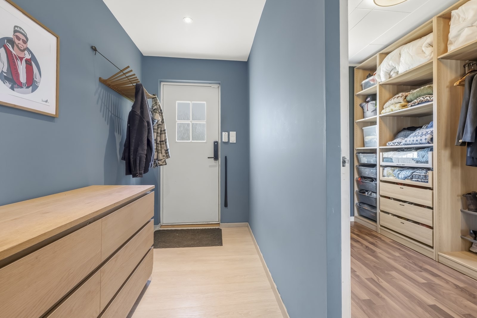 Innbydende entré med varme på gulv og godt med oppbevaringsplass. Galleribilde