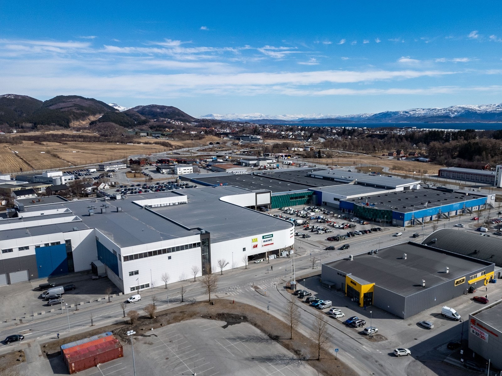 Enkel ferdsel med bil til Nordlands store kjøpesenter, City nord, med over 100 butikker. Galleribilde