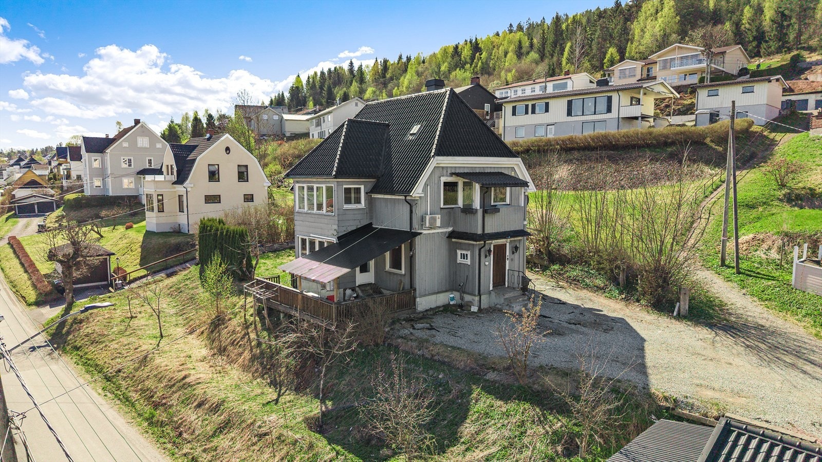 Hel tommansbolig fordelt på fire plan med solrik tomt, doobbelgarasje og moderniseringsbehov. Galleribilde
