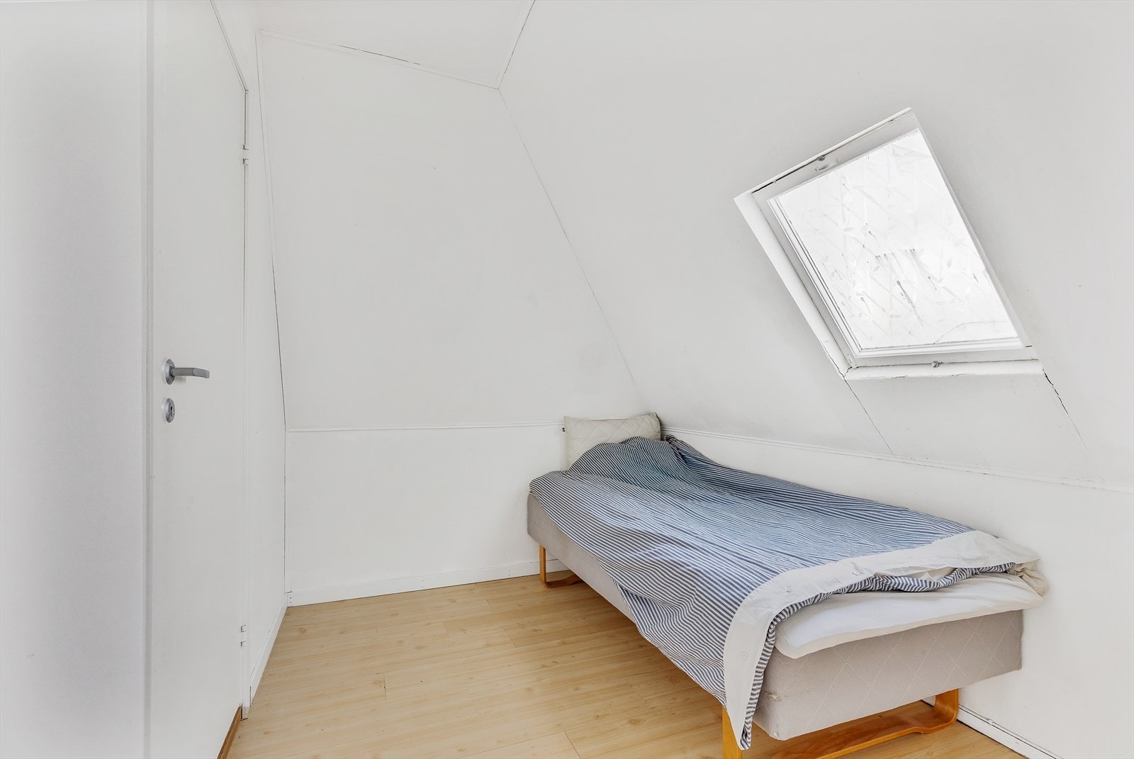 Kontor/innredet rom på loft. Galleribilde