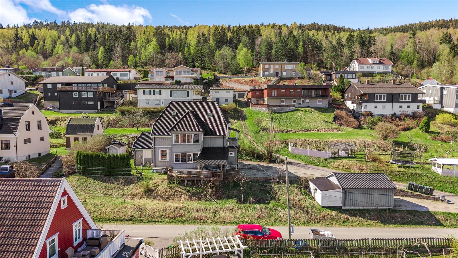 Solrik tomt på 896 kvm med skjermet hage, bodplass og uteplasser. Galleribilde