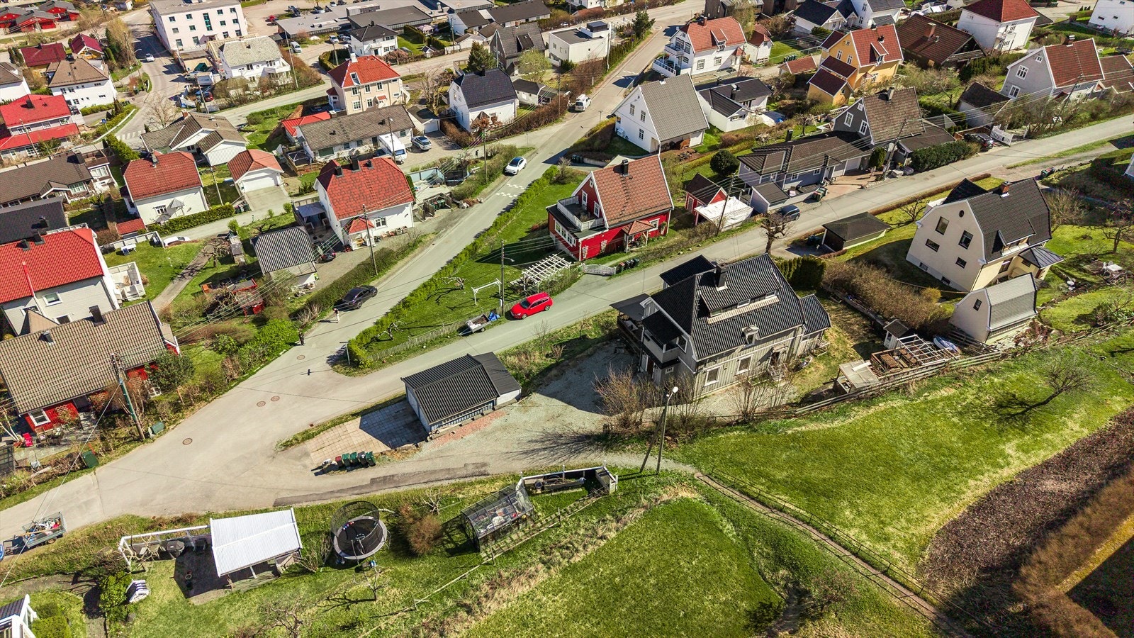 Fra boligen er det kort vei til skole, barnehage, buss, butikk og sentrum med moderne servicetilbud. Galleribilde