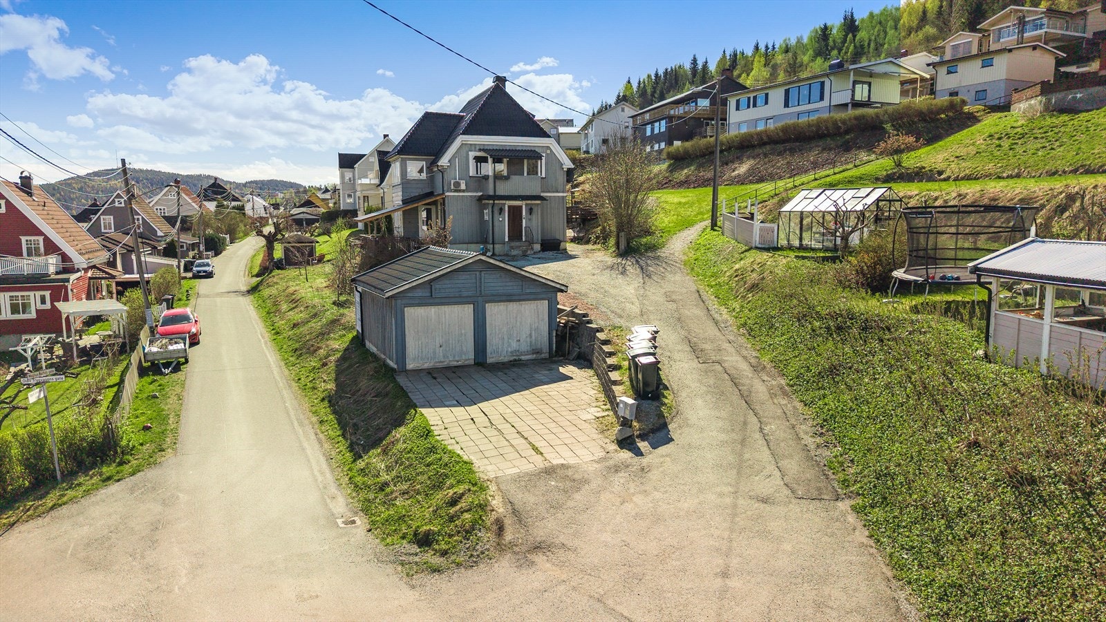 Doobeltgarasje med bod. Galleribilde