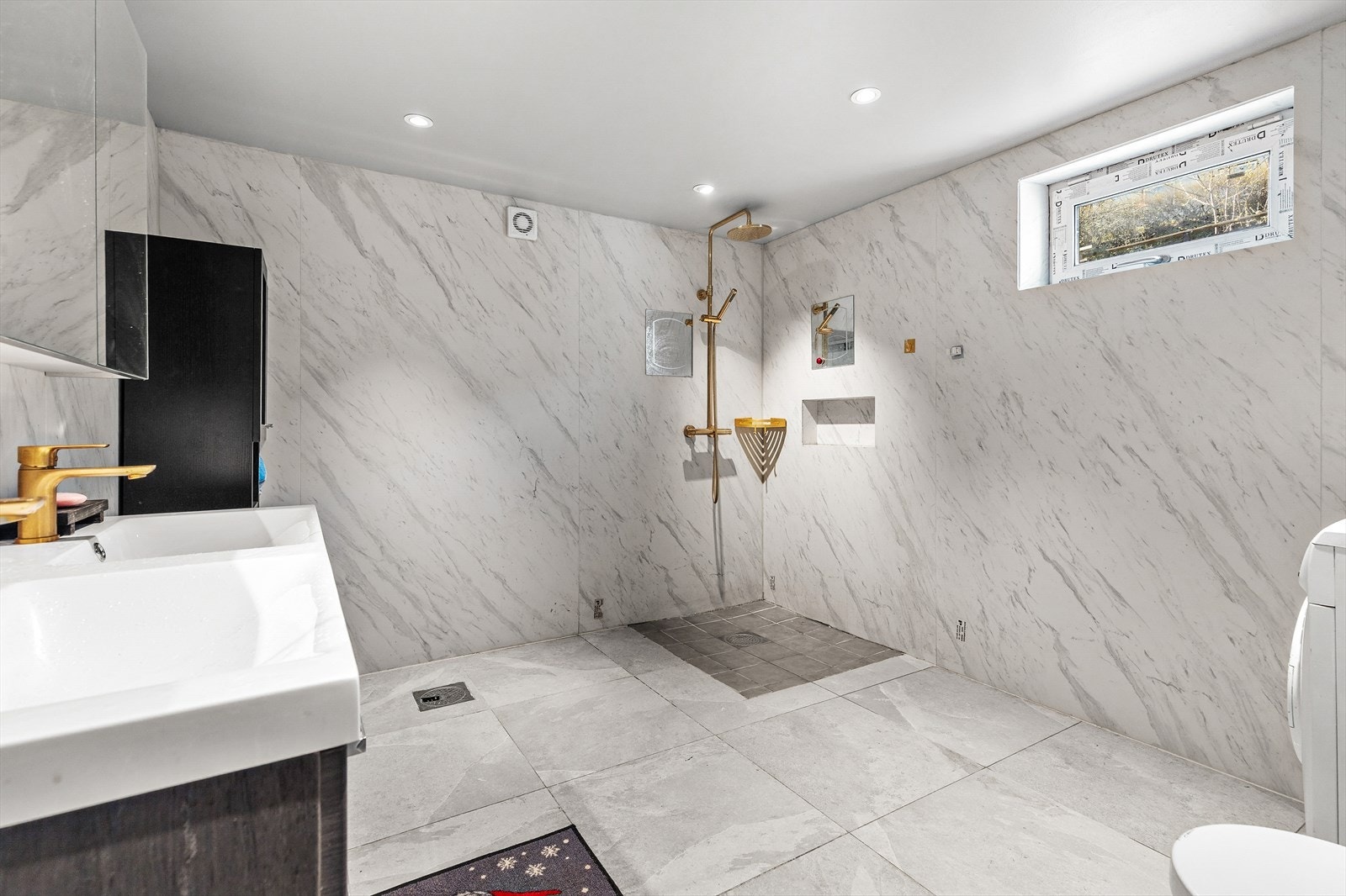 Badet har varmekabler i gulver og downlightsbelysning. Galleribilde