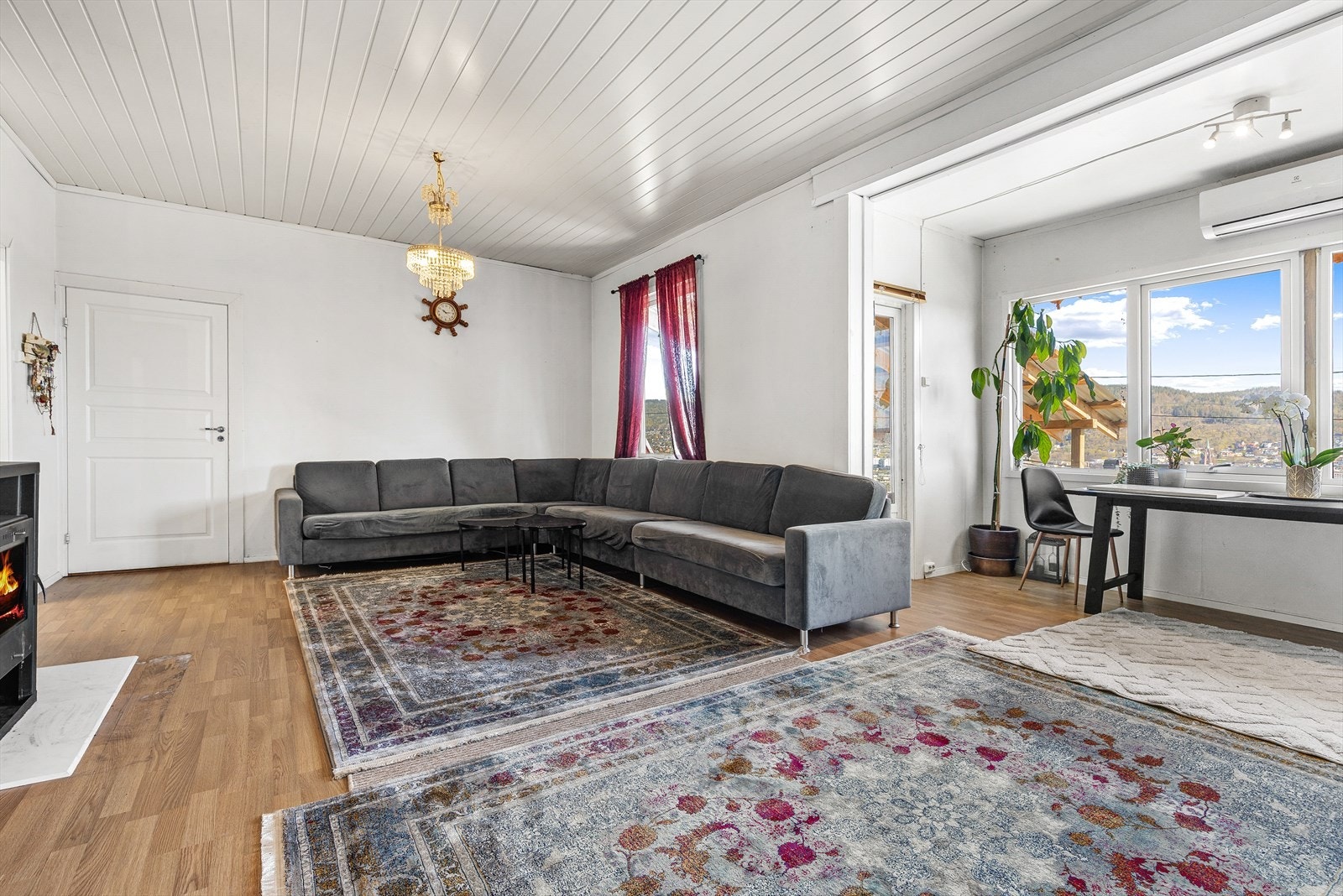 Mye lysinnslipp og utgang til veranda. Galleribilde