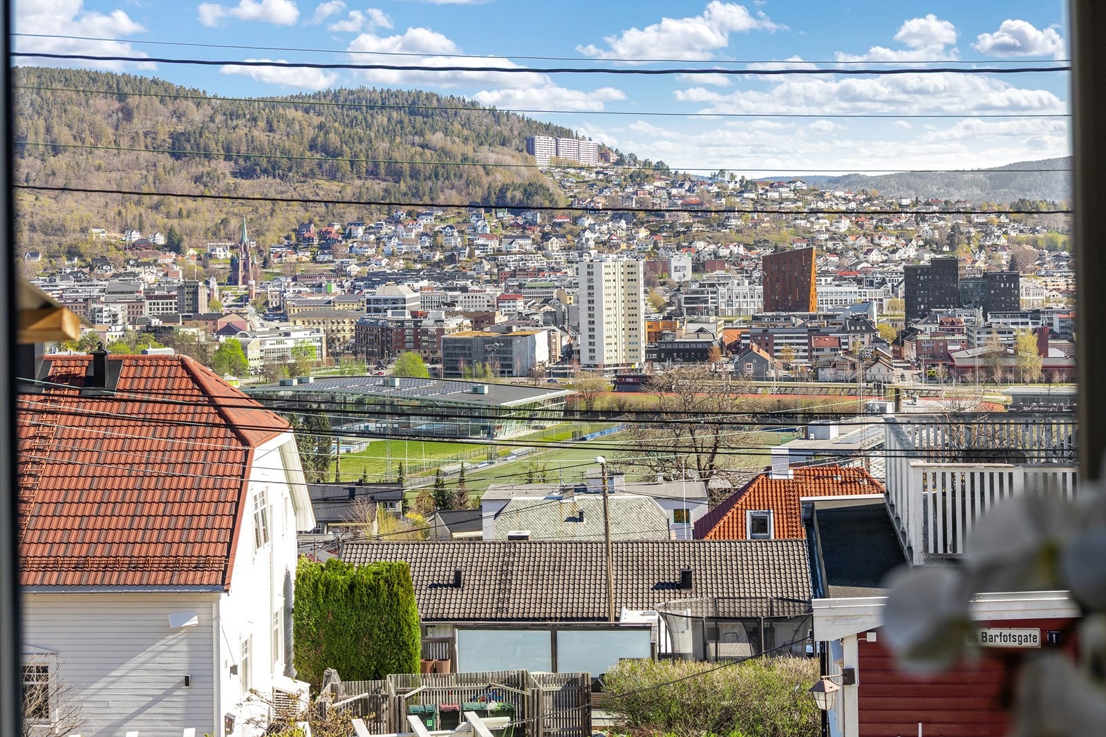 Boligen ligger høyt og fint med flott utsikt mot Drammen. Galleribilde