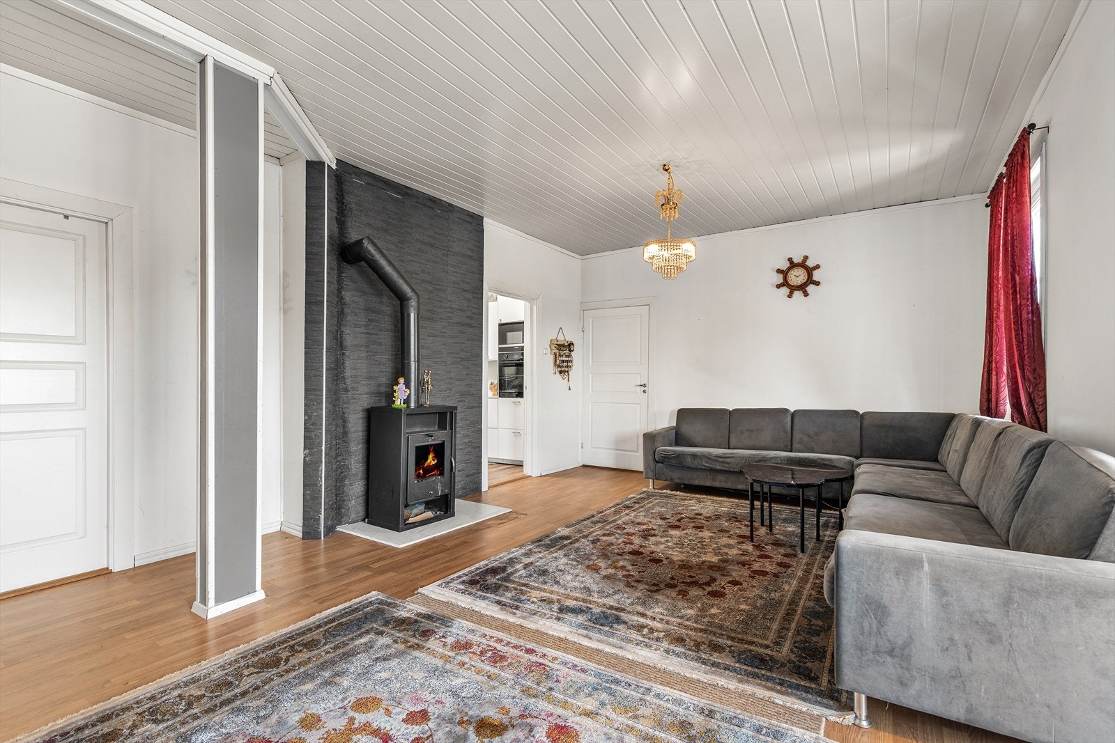 Stor stue/spisestue med peis og varmepumpe. Galleribilde
