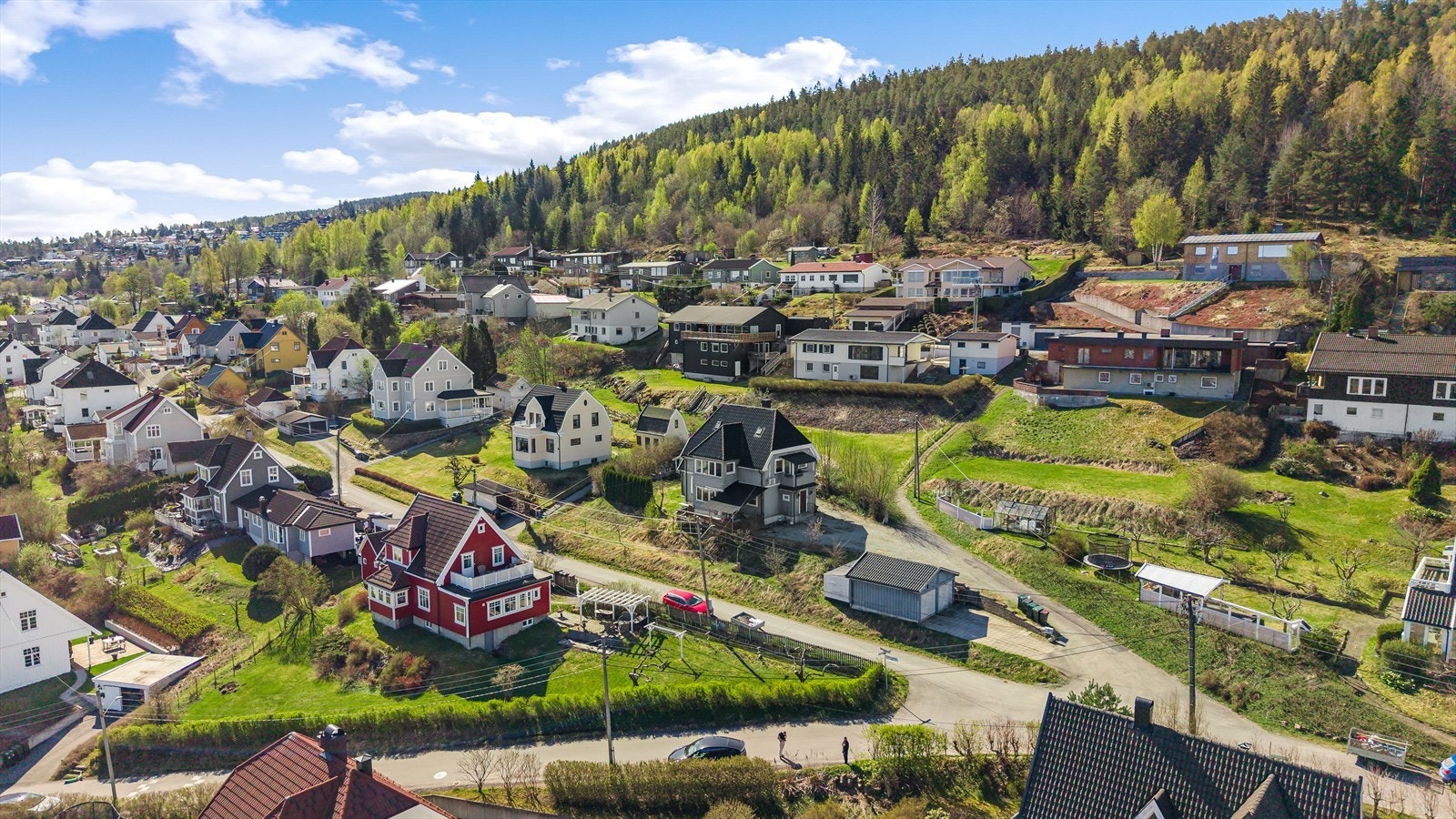 Eiendommen ligger i et veletablert og rolig område, rett ved inngangen til marka og alle nødvendige servicetilbud. Galleribilde