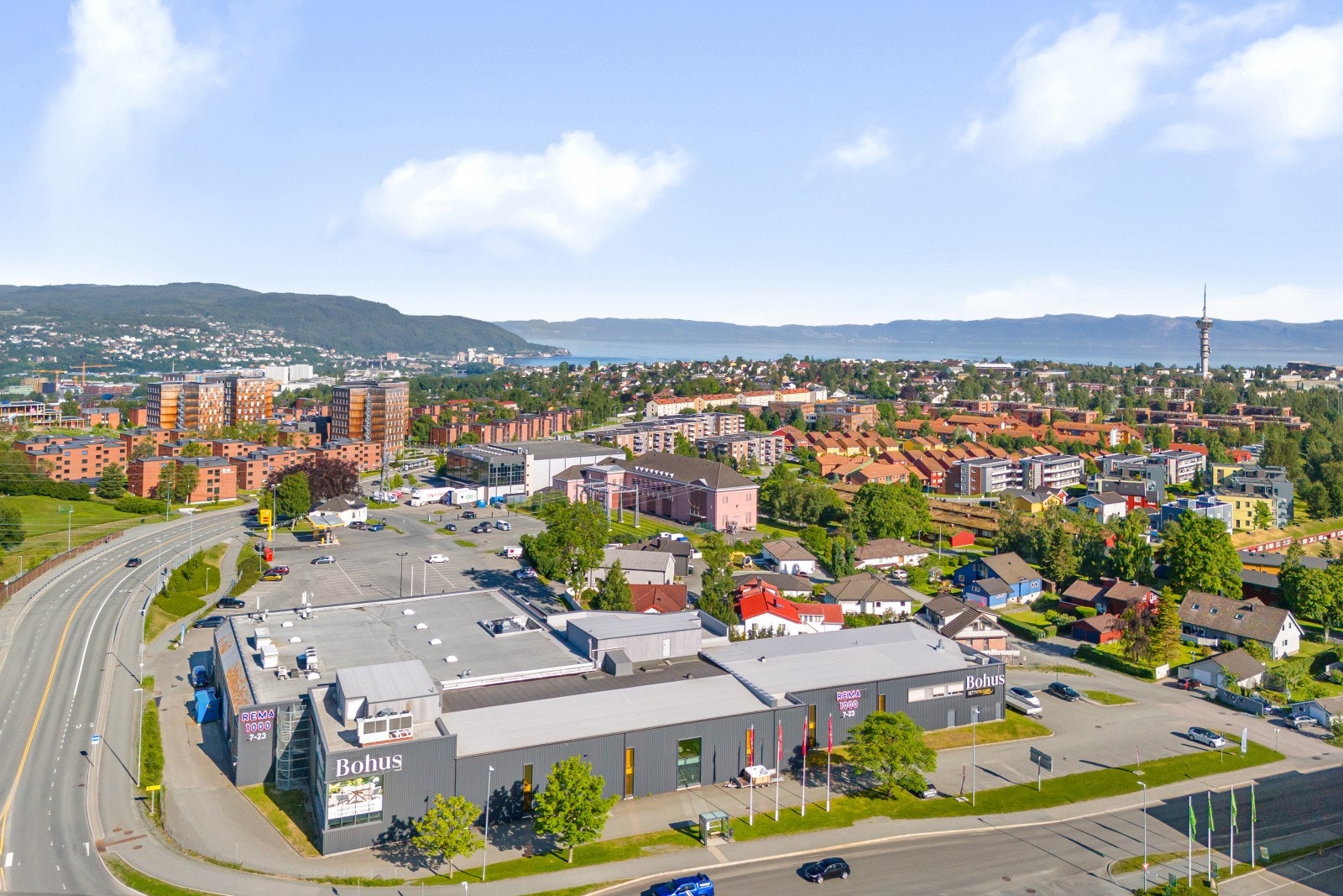 På Moholt har man et godt utvalg av både butikker og ulike servicefasiliteter. I kort avstand fra boligen ligger både Kiwi, Rema 1000, Coop Extra og Meny, der Kiwi har søndagsåpen avdeling med åpningstider fra kl. 10-22. Galleribilde