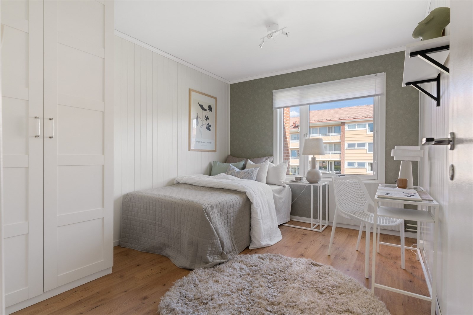 Leiligheten har to gode soverom, hvorav gjesterommet er et perfekt gjesterom/kontor på ca. 10,5 m². Her får man god plass til seng av ønsket størrelse og praktiske oppbevaringsløsninger som medfølger. Galleribilde
