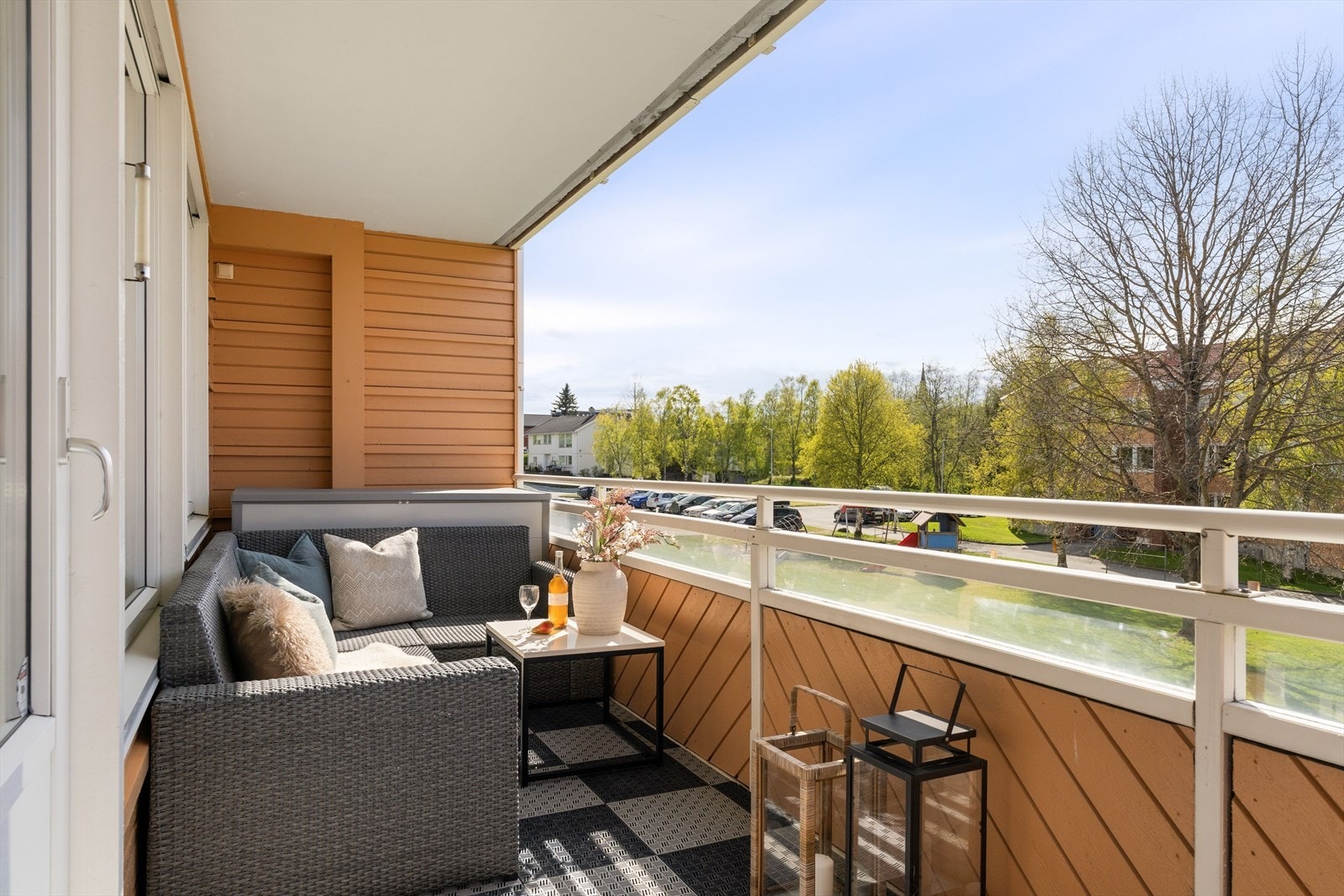 Beliggenheten i borettslaget må sies å være en av de bedre. Her kan en nyte varmen fra solen i det den sklir inn kl. 14.00 (mai) og til den går ned bak hustakene ca. kl. 21.00. Samtidig gir avstanden til foranliggende bygg en luftig og fri følelse. Galleribilde