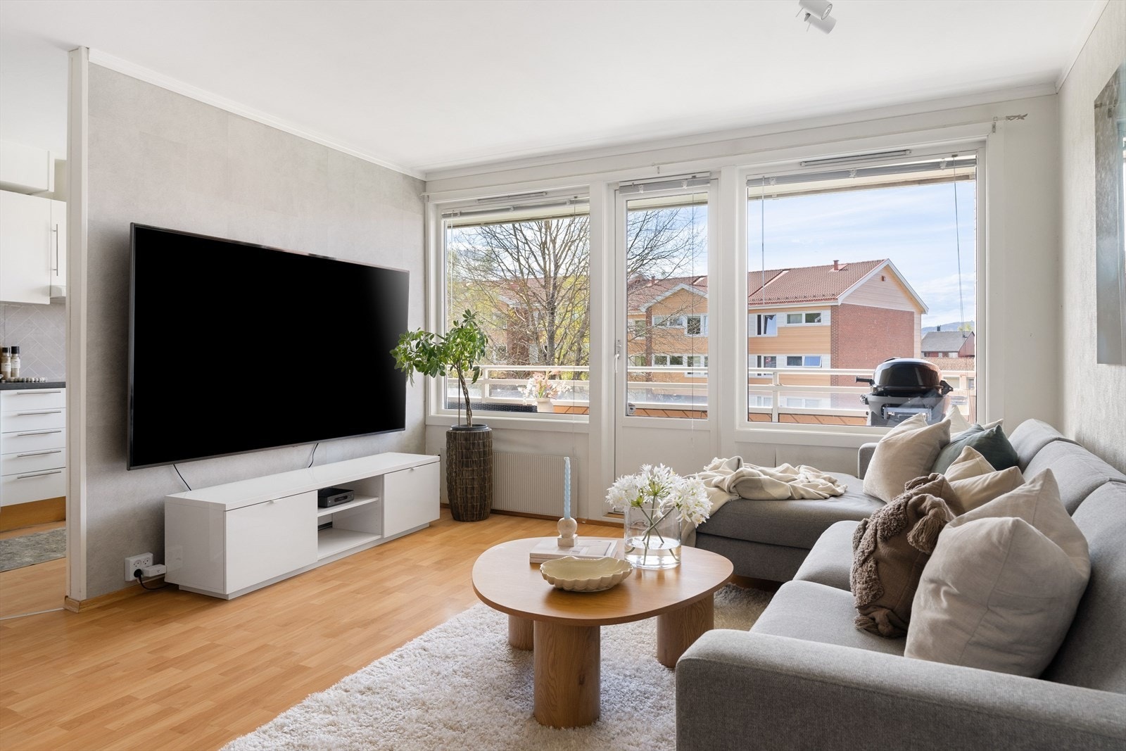 Fibertilkobling via Telenor og oppvarming av leiligheten med fjernvarme er blant annet noen av kvalitetene man får når man bor i Teglverkstunet borettslag. De store vindusflatene sørger for rikelig med verdifullt lysinnslipp og en luftigere romfølelse. Galleribilde