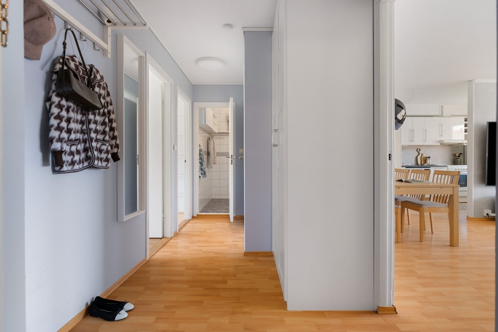 Velkommen inn! Leiligheten har en romslig og fin planløsning hvor leiligheten oppleves lys og luftig. Galleribilde