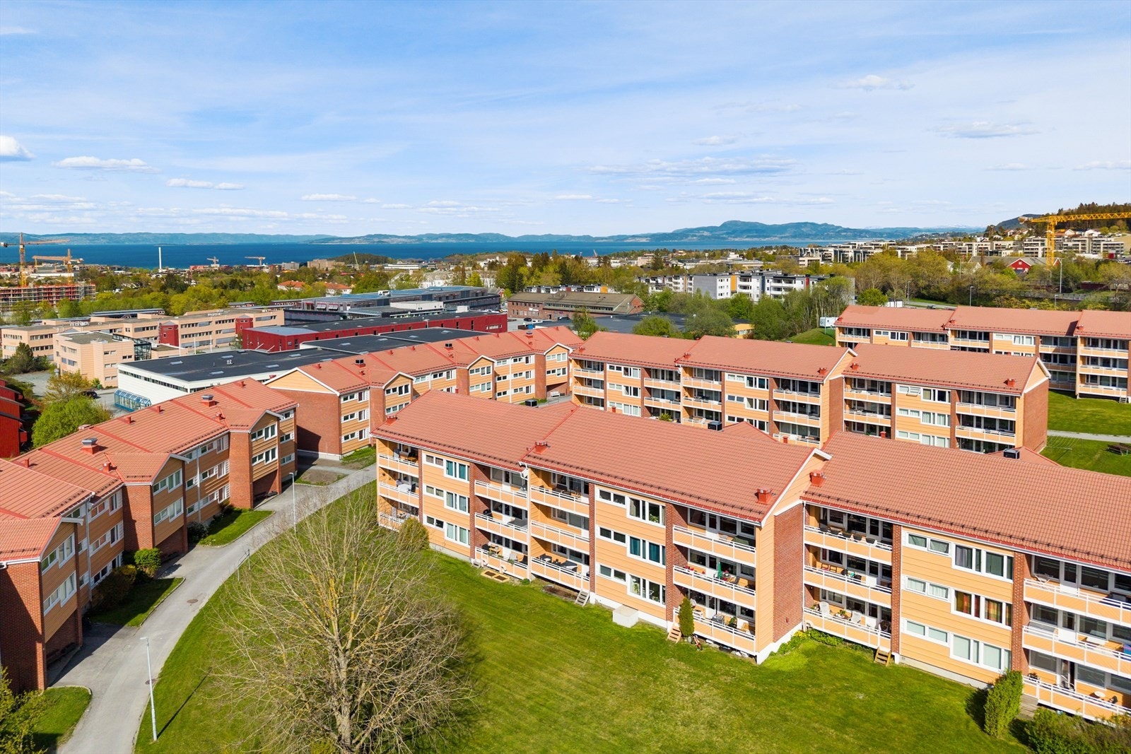 Teglverkstunet borettslag legger til rette for en enkel hverdag, hvor man får forutsigbare bokostnader og man unngår bekymringer som snømåking og strøing om vinterhalvåret - og plenklipping om sommeren. Leiligheten er lokalisert i byggets 2. etasje. Galleribilde