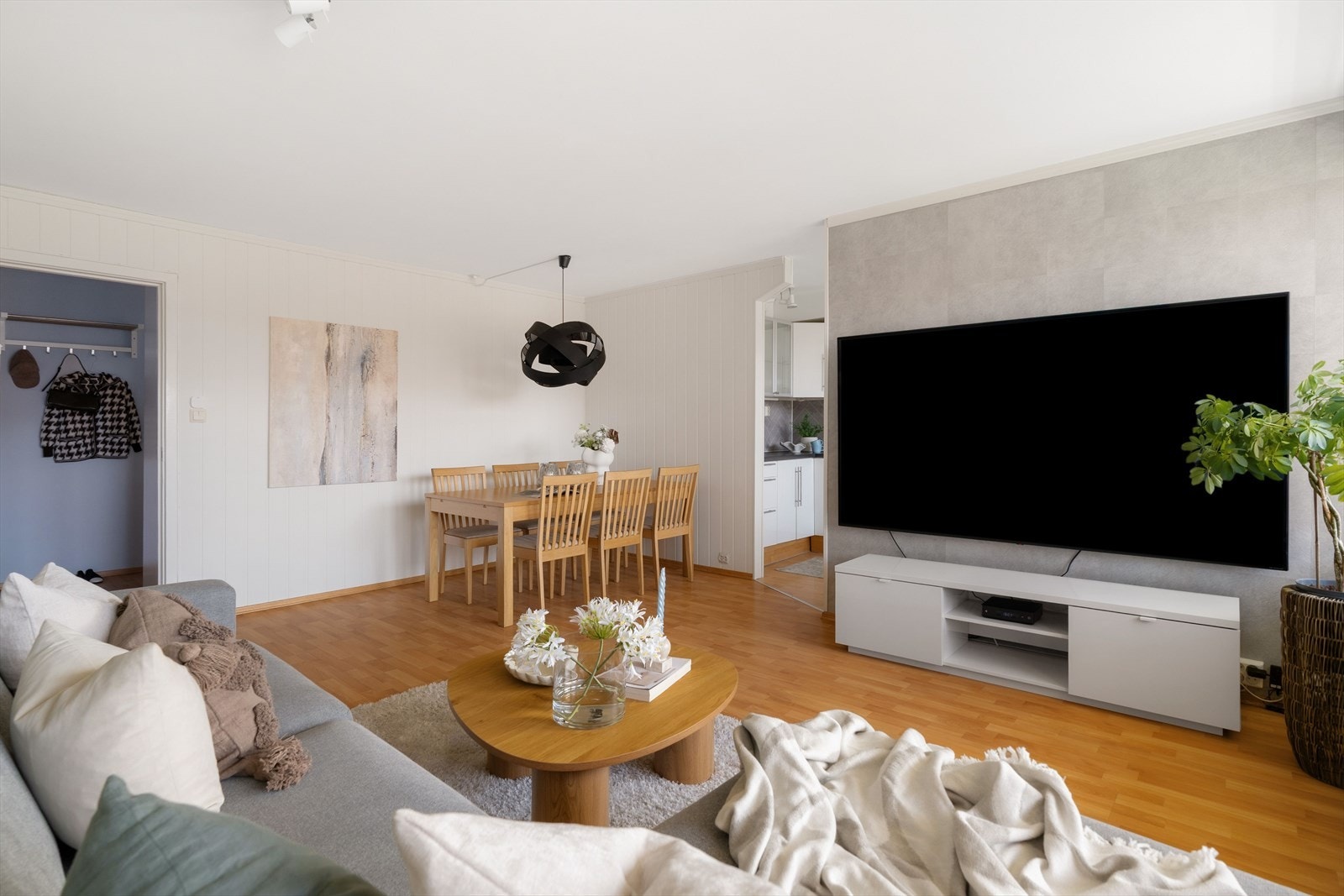 Stuen måler ca. 22 m² og kan enkelt innredes i naturlige soner. Galleribilde
