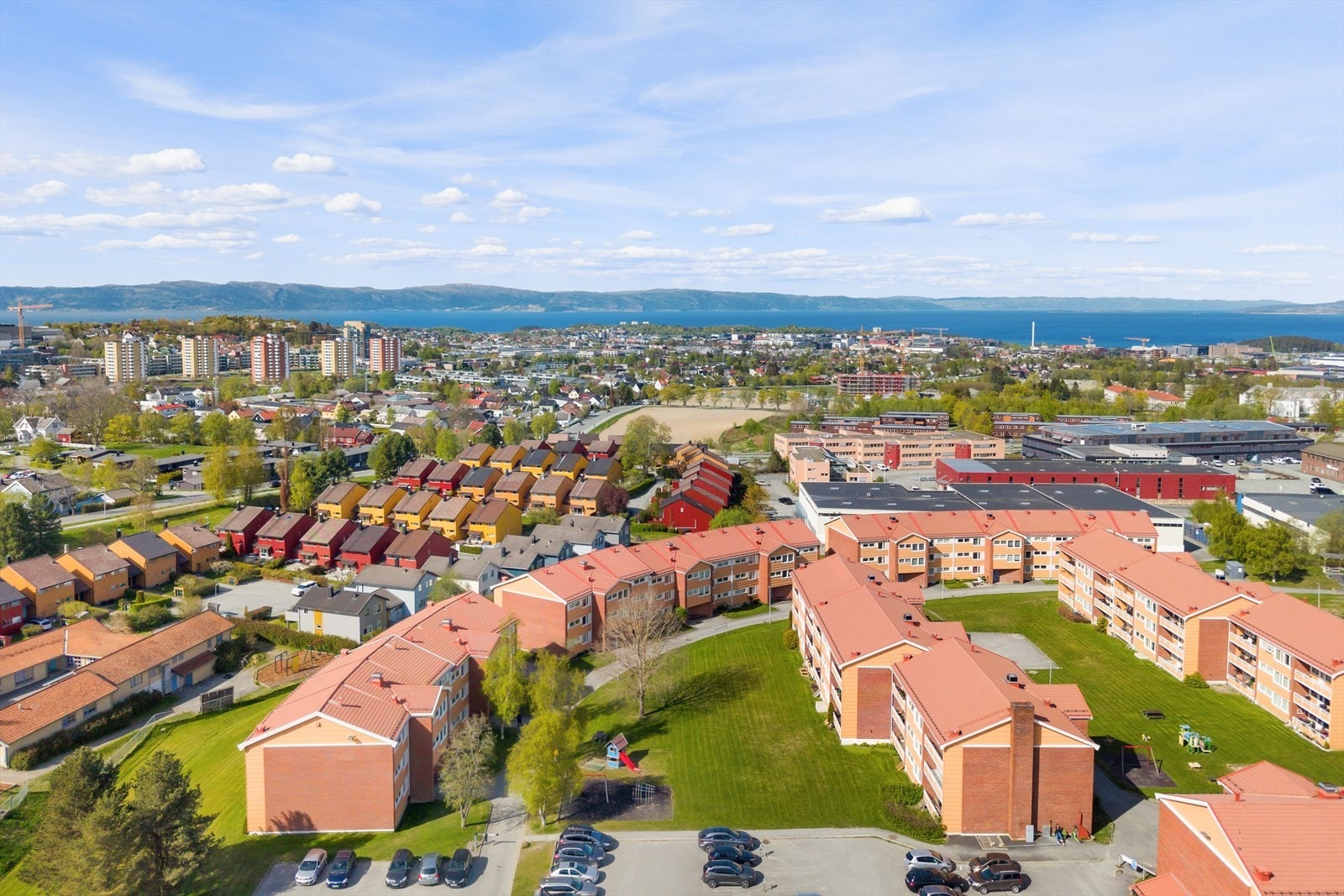 En lettstelt og attraktiv 3-roms leilighet beliggende i et veldrevet borettslag, med nærhet til barnehage/skole, dagligvarebutikker, bussholdeplass og turområder. Galleribilde