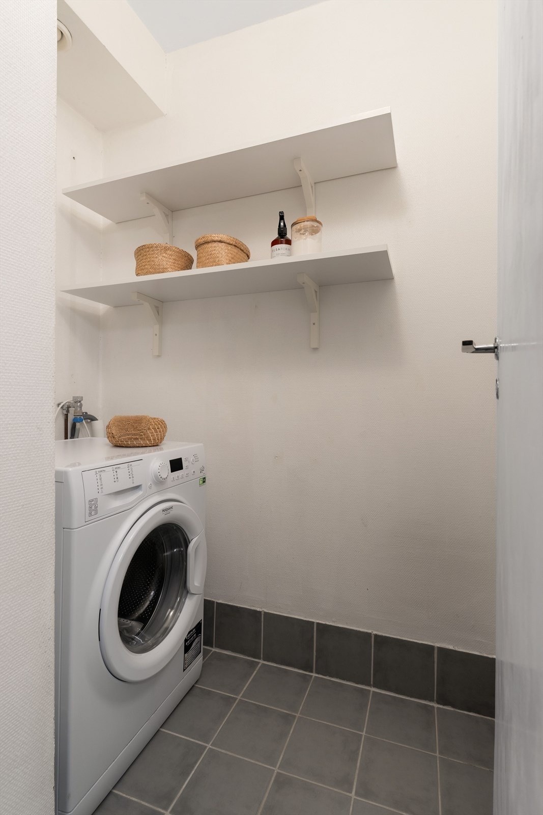 I tilknytning til badet finner vi et rom utstyrt med vaskemaskin. Rommet er tidligere del av kjøkken, og har opplegg for vaskemaskin, men mangler sluk og tilfredsstiller derfor ikke kravet til våtrom slik det står i dag. Galleribilde