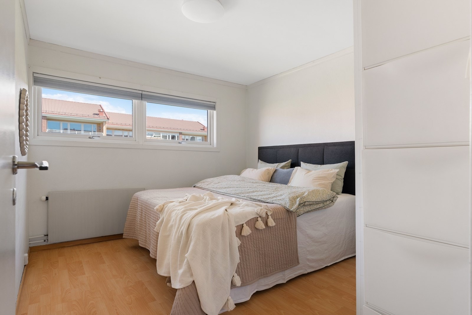 Hovedsoverommet måler ca. 11,5 m². Her får man et svalt soverom med plass til en stor dobbeltseng og nattbord på hver sin side. Her er det og en praktisk skyvedørsgarderobe, så ny eier slipper å planlegge for innkjøp. Galleribilde