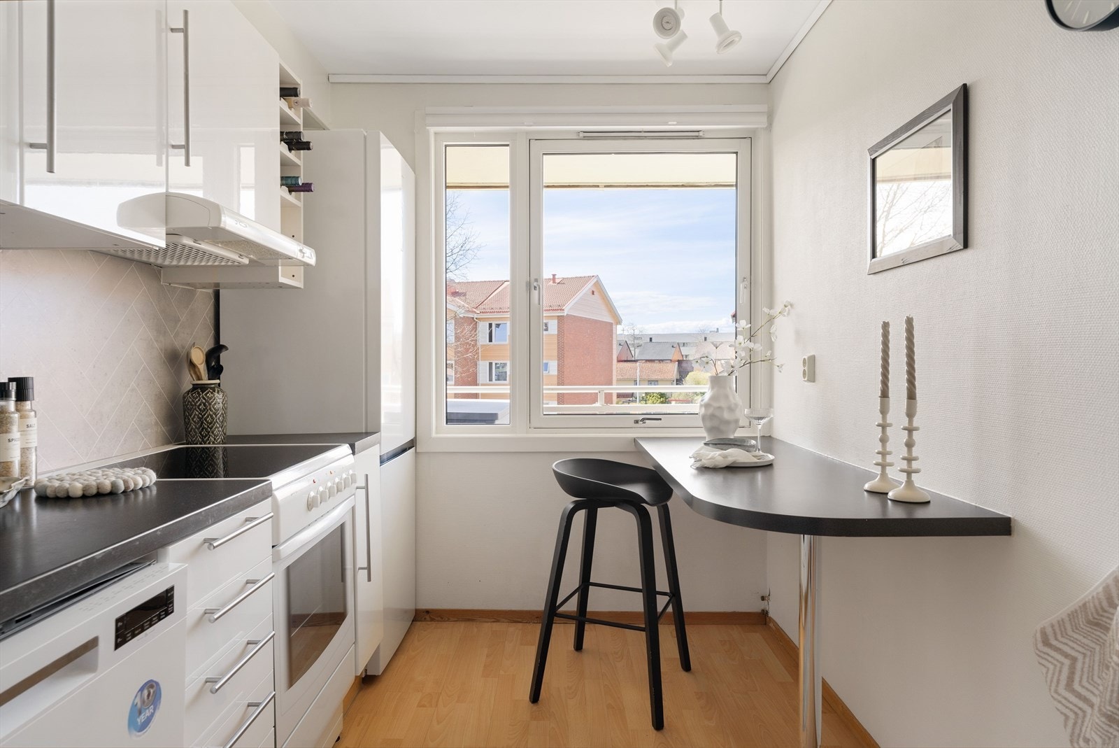 En praktisk bar-/benkeløsning gir mer arbeidsrom og mulighet for å nyte morgenkaffen før dagen starter. Galleribilde