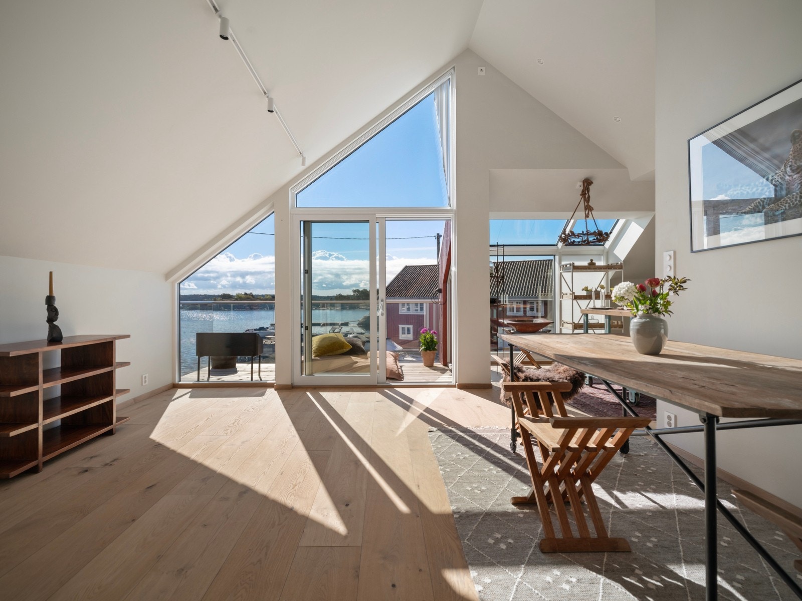 Stuen har flere innredningsmuligheter med fokus på det viktigste - utsikt og omgivelser. Galleribilde