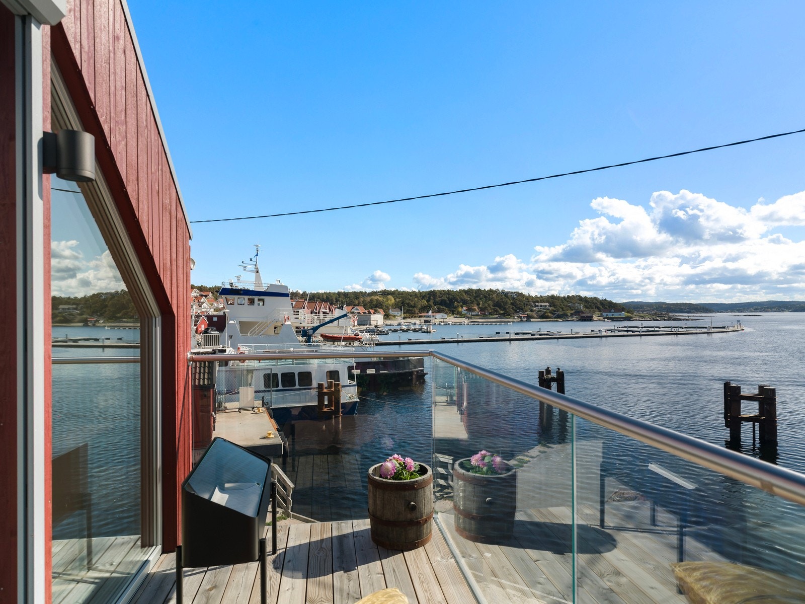 Sjarmerende balkong med nydelig utsikt utover sjøen. Galleribilde