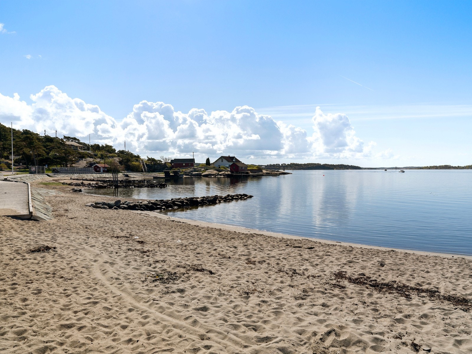 Fra bystranda på Skjærhalden, her er det både stupebrett, flytebrygge med badstue og flotte sandstrender. Galleribilde