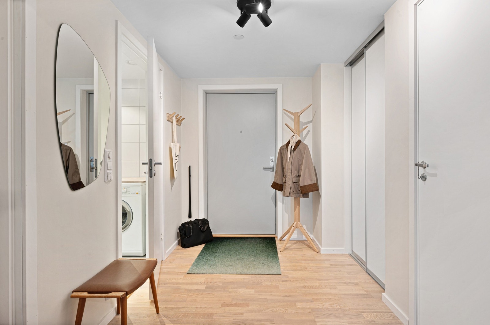 Praktisk og fin løsning med skyvedørsgarderobe. Det er en innvendig bod, samt en bod i kjeller. Galleribilde