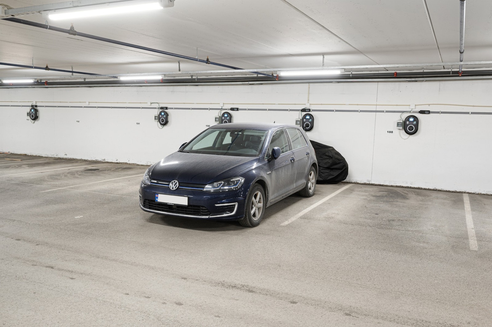 Moderne bygg med heis ned til fast parkeringsplass i felles oppvarmet garasjekjeller. Det er montert el-bil lader. Galleribilde