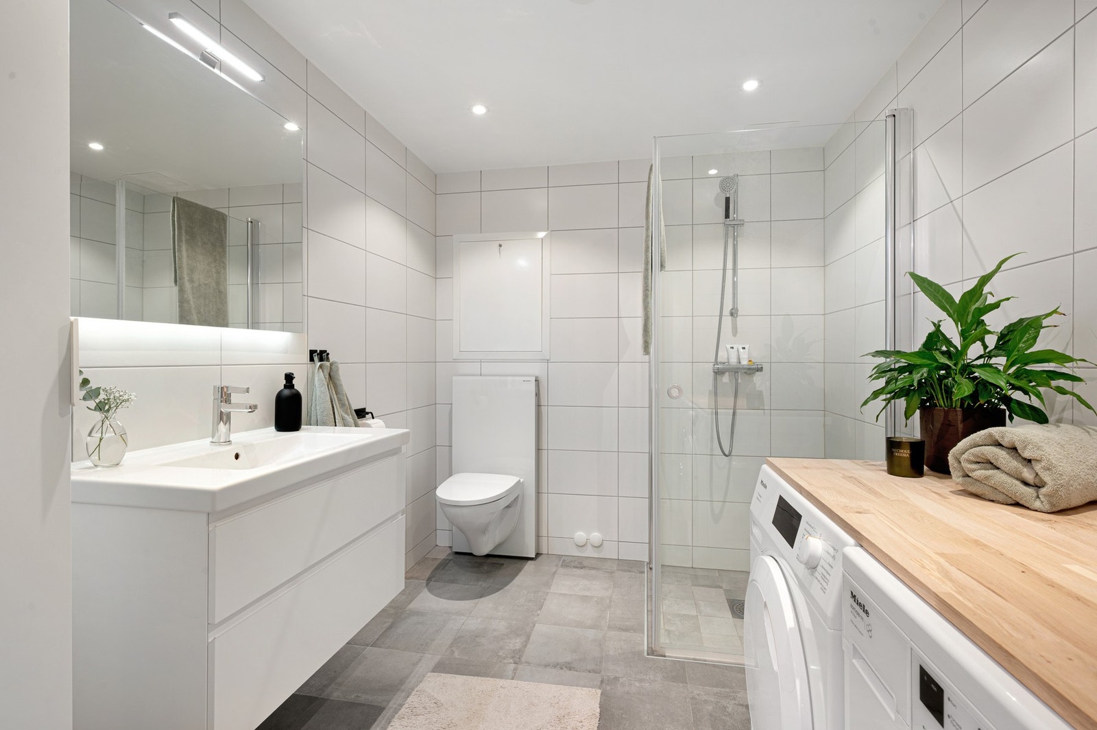 Delikat, flislagt bad med behagelig gulvvarme og downlights i himling. Galleribilde