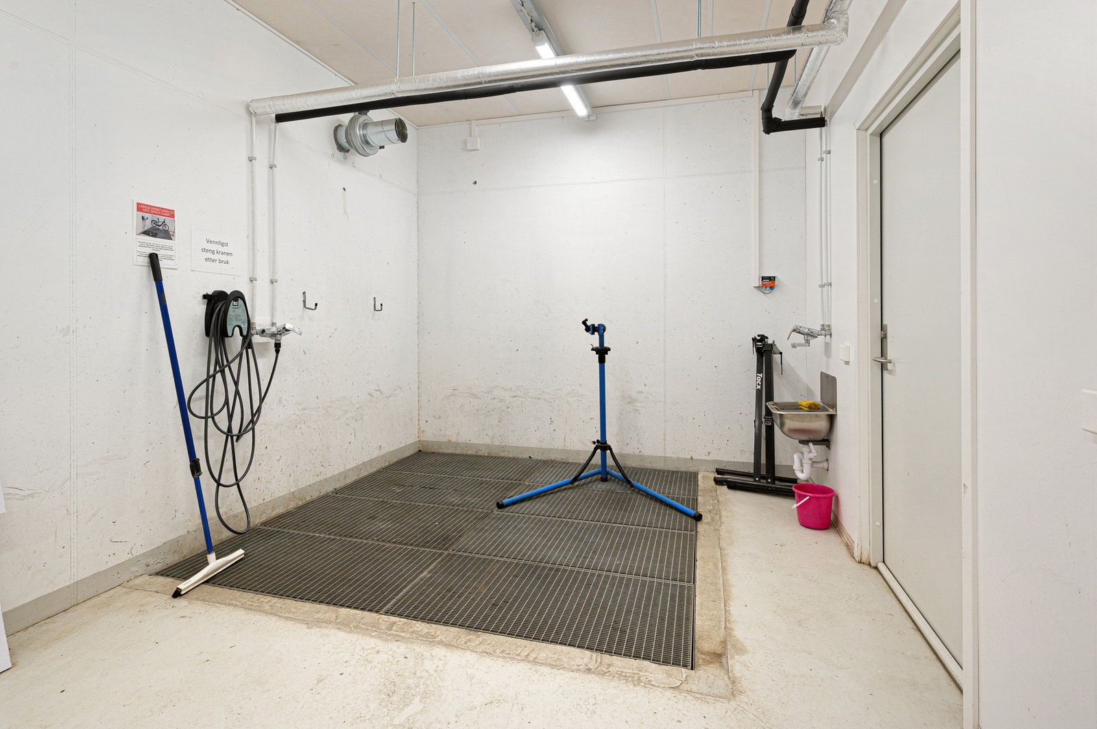 Felles vaskehall for sykkel og utstyr. Galleribilde