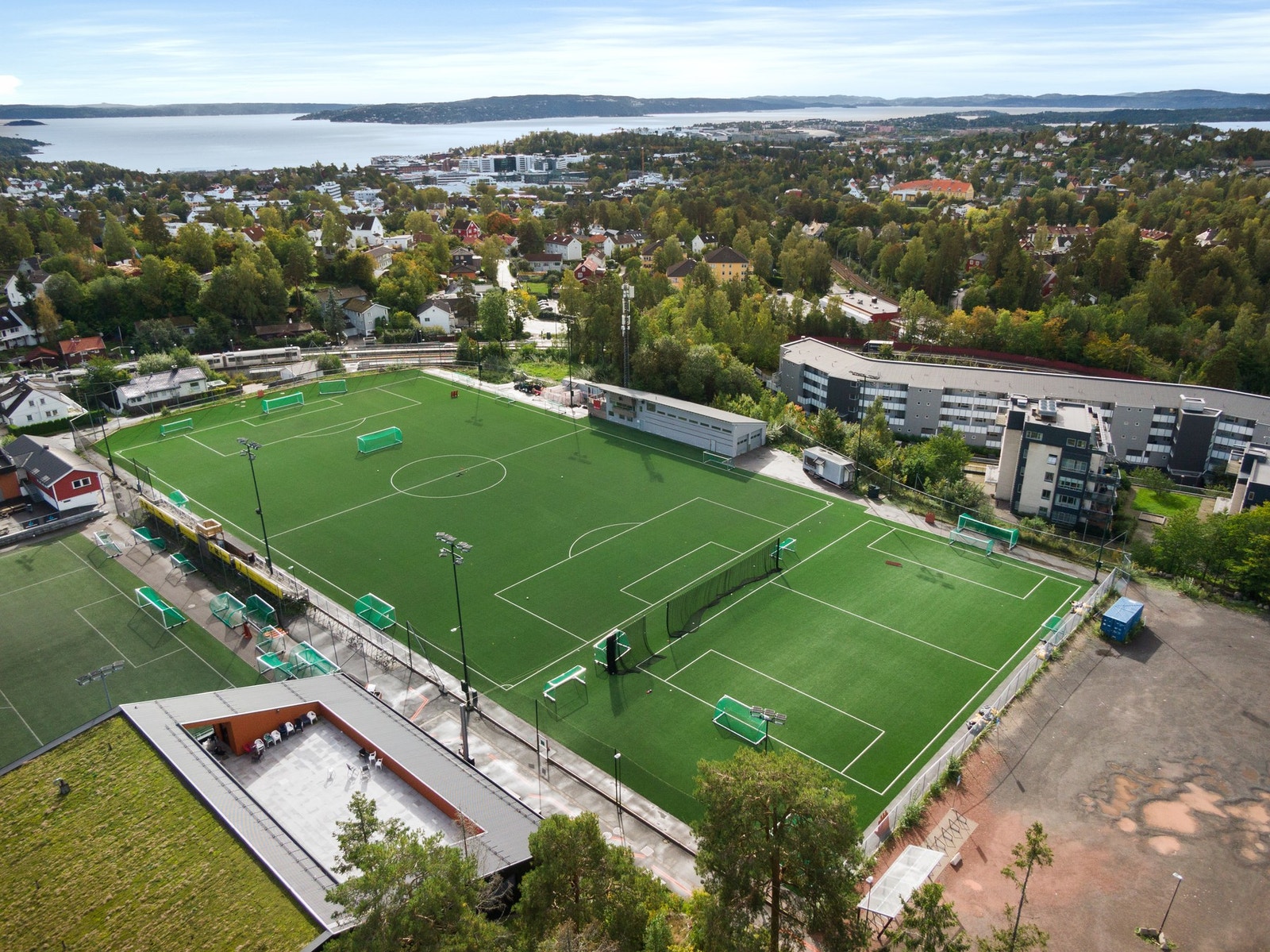 For den aktive er Ullern et paradis. Ullern Idrettsforening tilbyr et bredt spekter av aktiviteter som bandy, basketball, fotball, håndball og gymnastikk, mens Ullern Tennisklubb har et topp moderne tennisanlegg til helårsbruk. Galleribilde