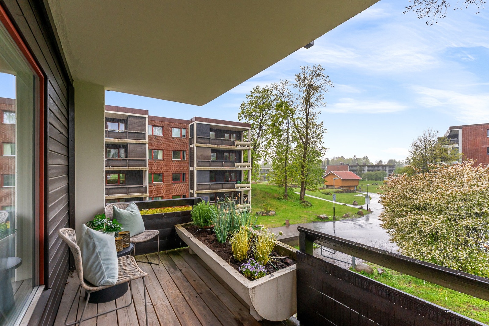 Om sommeren er balkongen på 11 m² en deilig forlengelse av leiligheten. Galleribilde