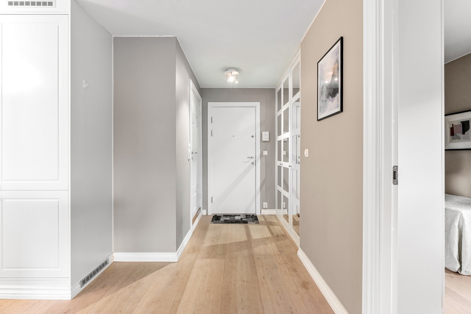 Gode lagringsmuligheter i leiligheten, men også i utvendig bod på veranda samt ekstern bodplass. Galleribilde