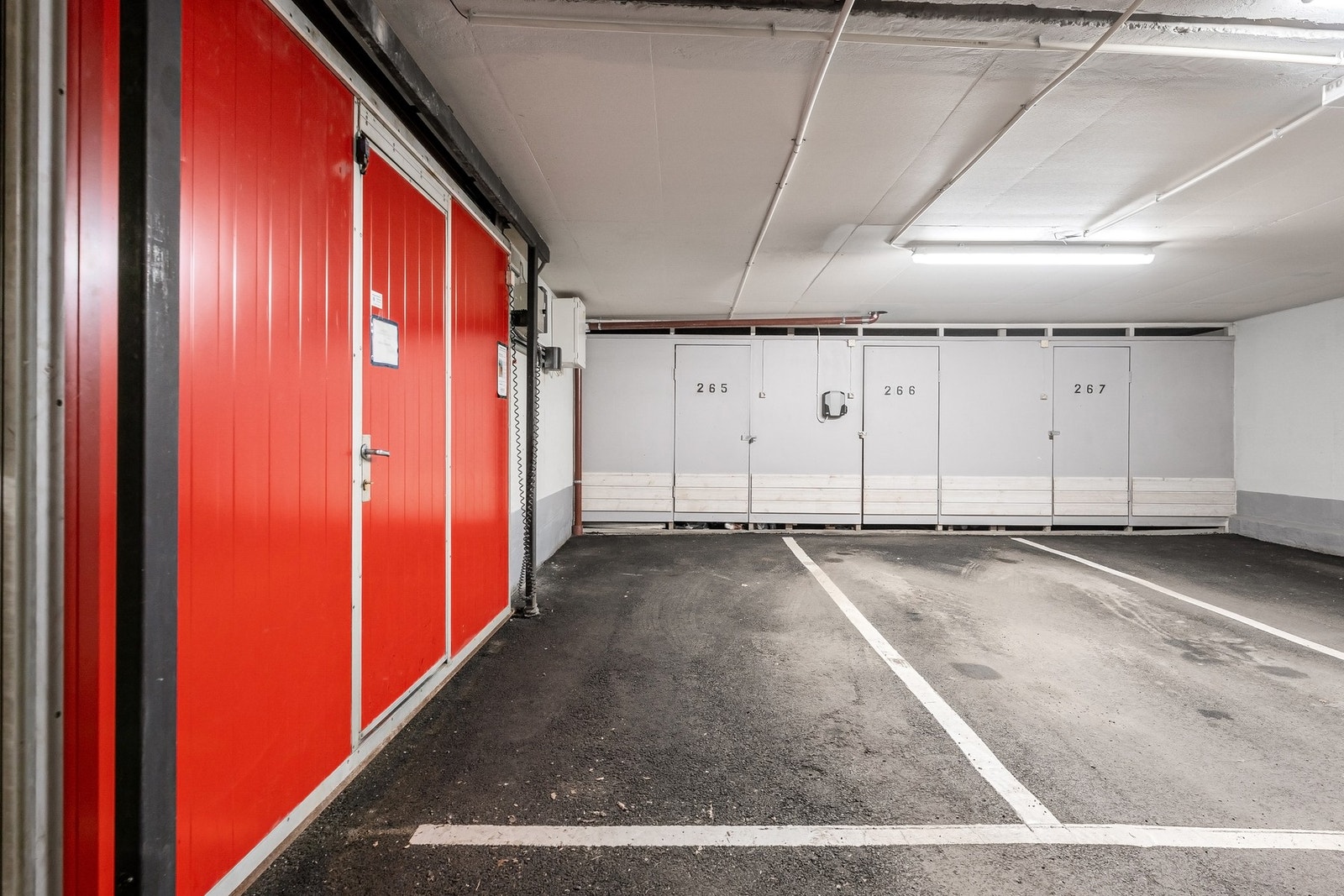 Det medfølger parkeringsplass i felles garasjeanlegg med tilgang til elbillader. Det presiseres at plassnr. 269 medfølger (ikke avbildet) Galleribilde