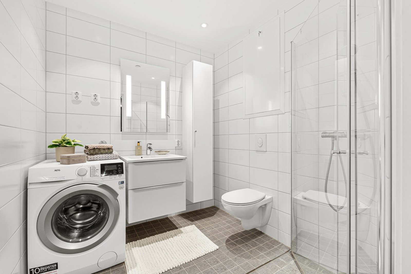 Flislagt, flott bad med varme i gulv og downlights i tak. Galleribilde