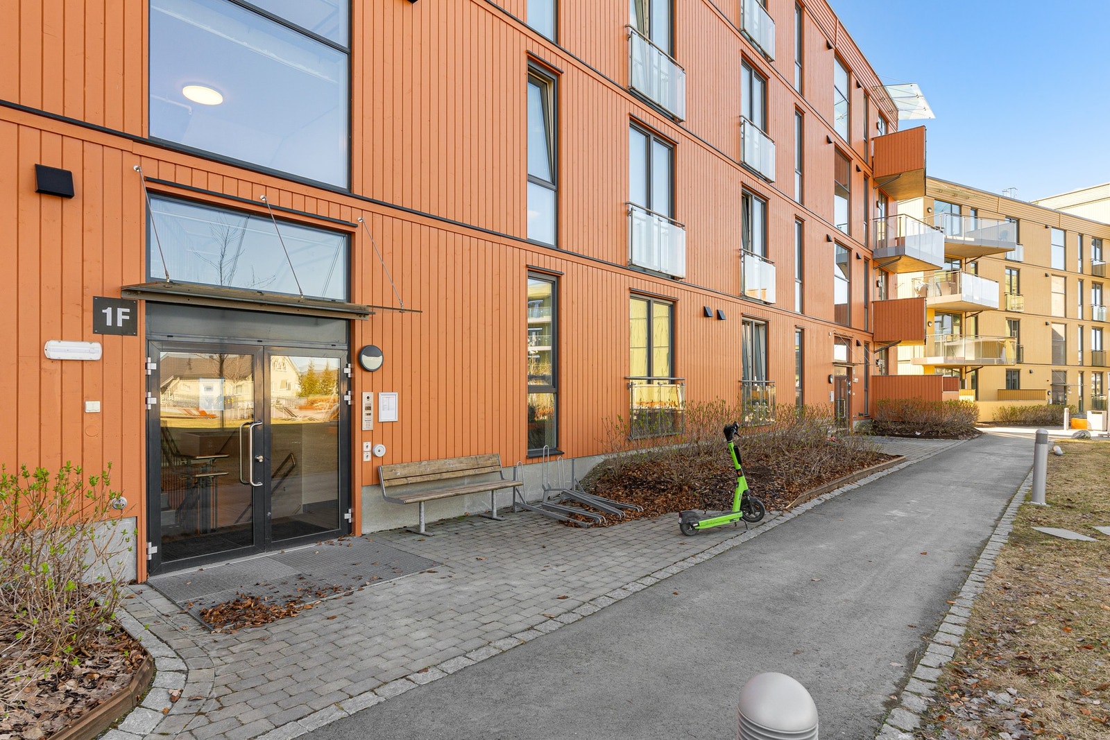 Inngangsparti. Bod i kjeller medfølger leiligheten. Det er heis i bygget. Galleribilde