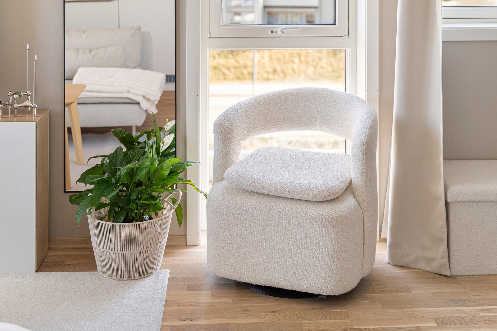 Endebeliggenhet med store vindusflater som gir godt med lysinnslipp. Galleribilde