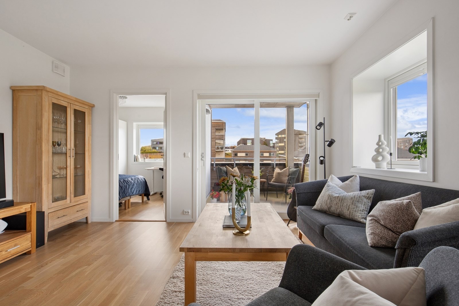 Utgang til solrik, takoverbygget balkong. Galleribilde
