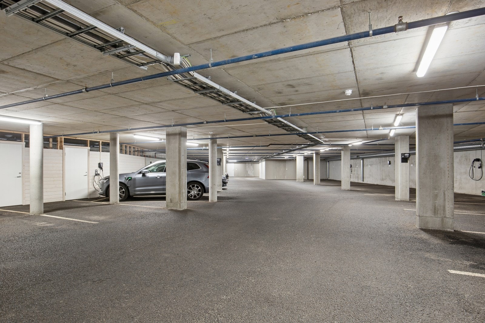 Fast p-plass med lader i garasjeanlegg. Galleribilde