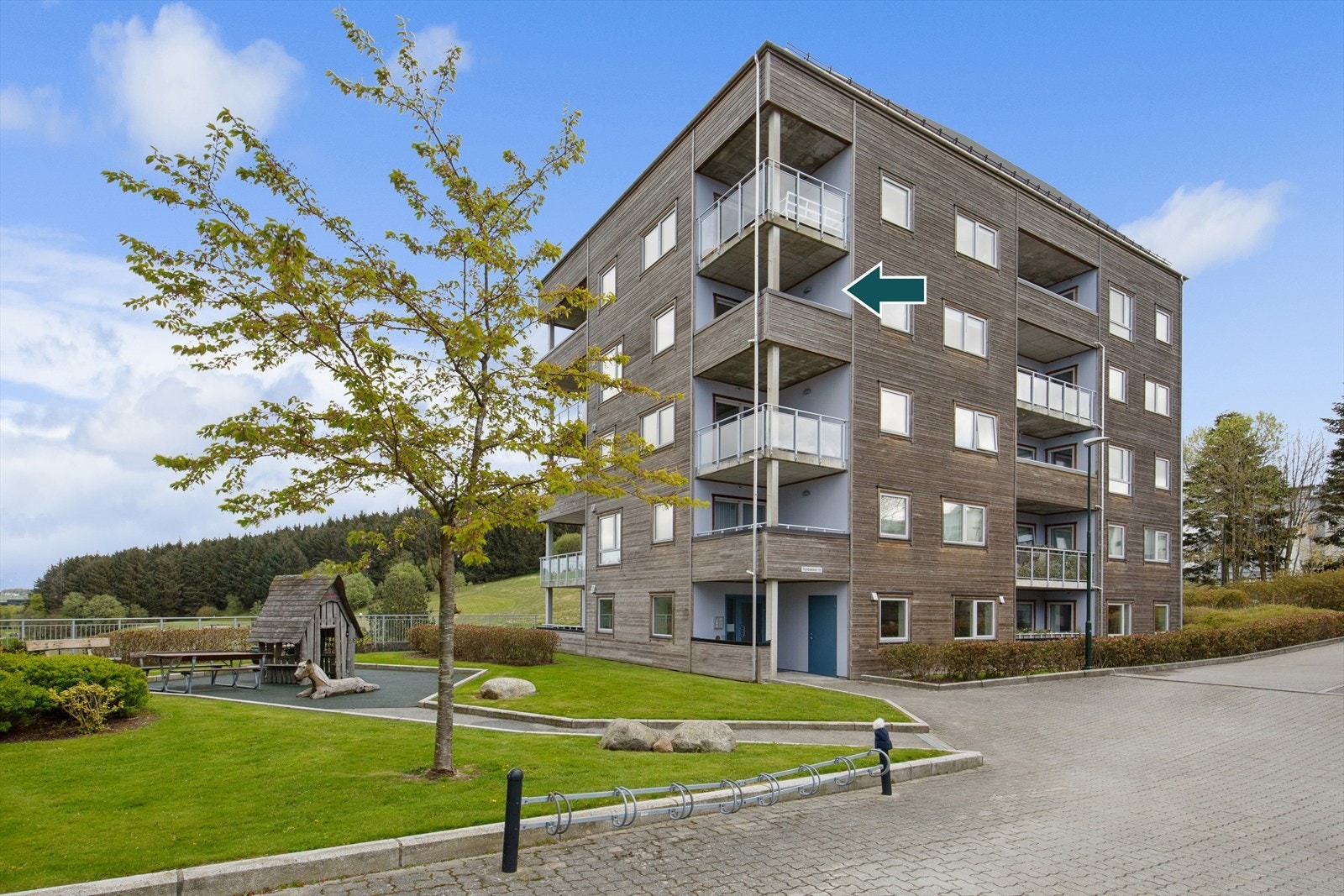 Leiligheten ligger flott plassert i 4. etasje med golfbanen rom nærmeste nabo. Galleribilde