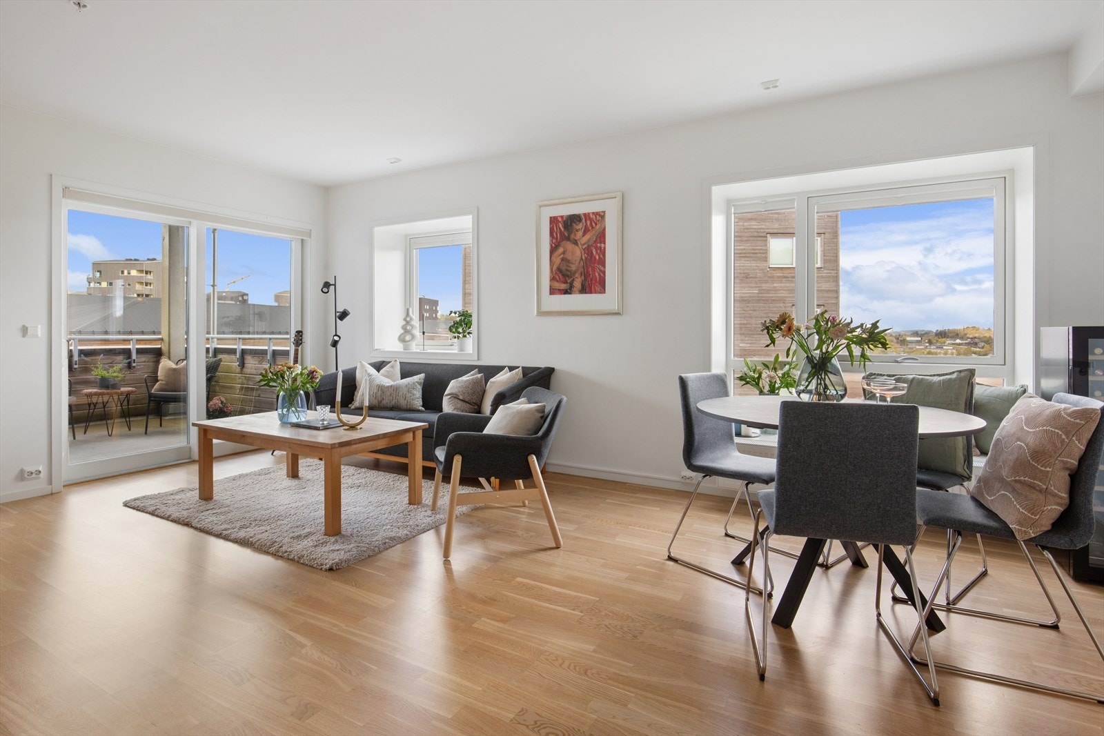 Moderne leilighet med slette overflater, parkett på gulv og store vindusflater. Galleribilde