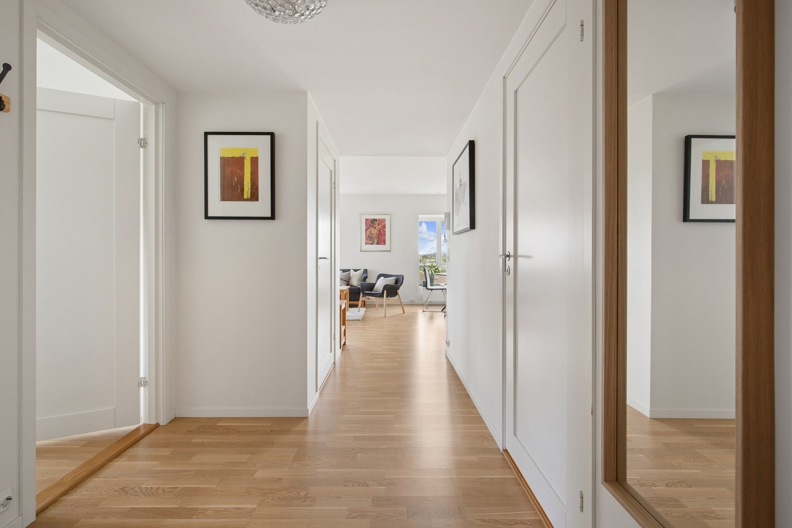 Entré med plass til omkledning og klesoppbevaring. Galleribilde