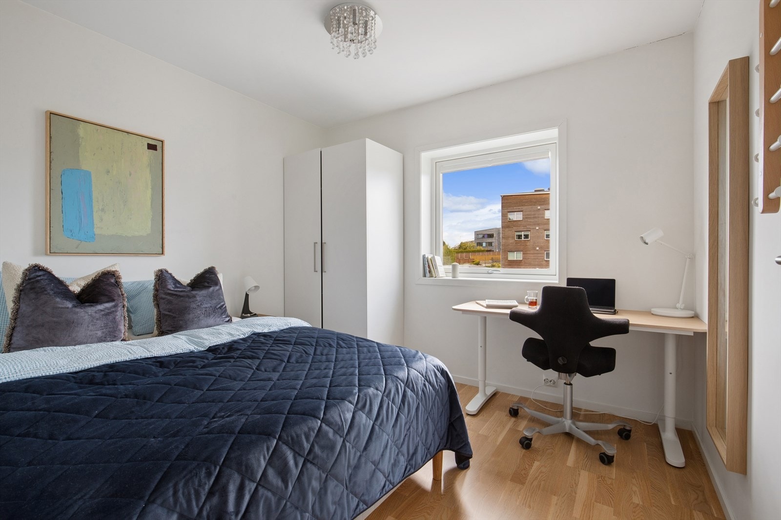 Soverom nr. 2 er perfekt som gjesterom, kontor, barnerom eller en kombinasjon av disse. Galleribilde