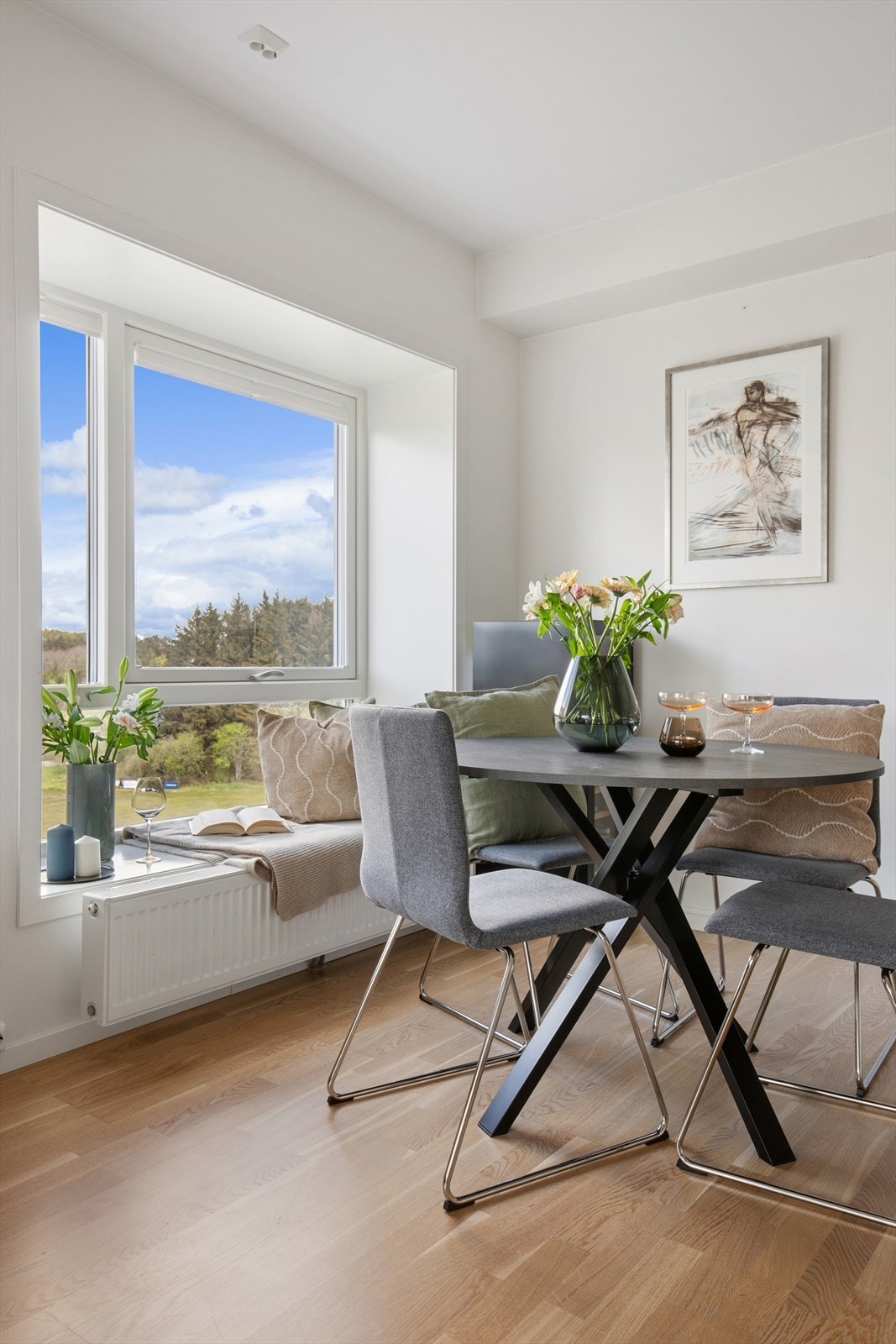 Naturlig plass til spisebord og stoler med flott utsikt til nyklippet gress på golfbanen. Galleribilde