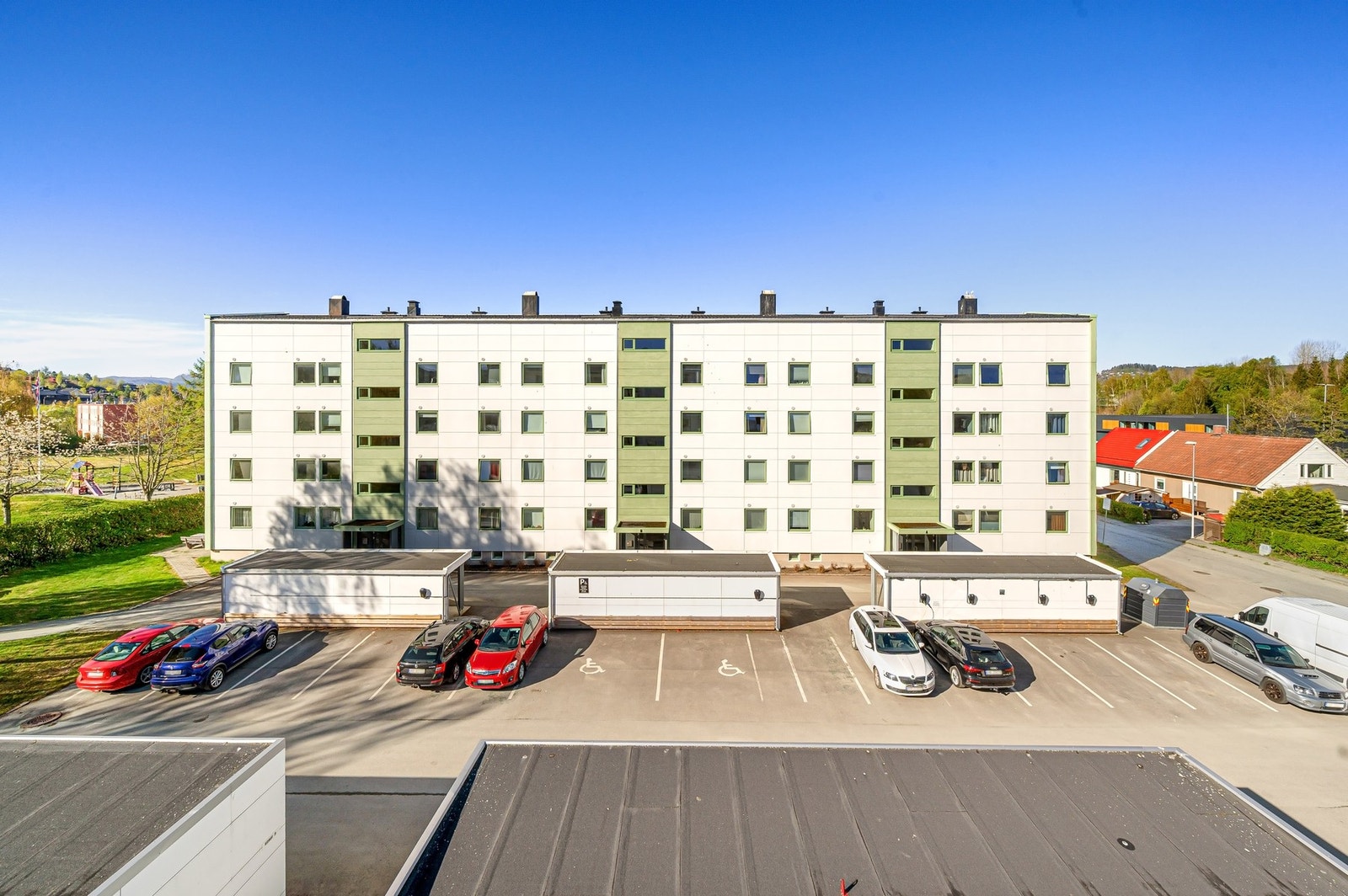Rikelig med parkeringsplass for beboerne og gjester Galleribilde