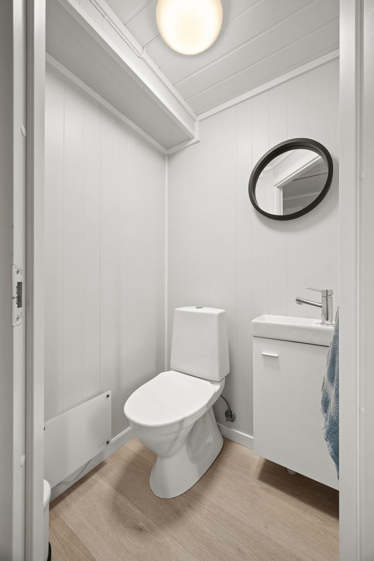 WC - 1 kvm. Utstyrt med servantskap og toalett Galleribilde
