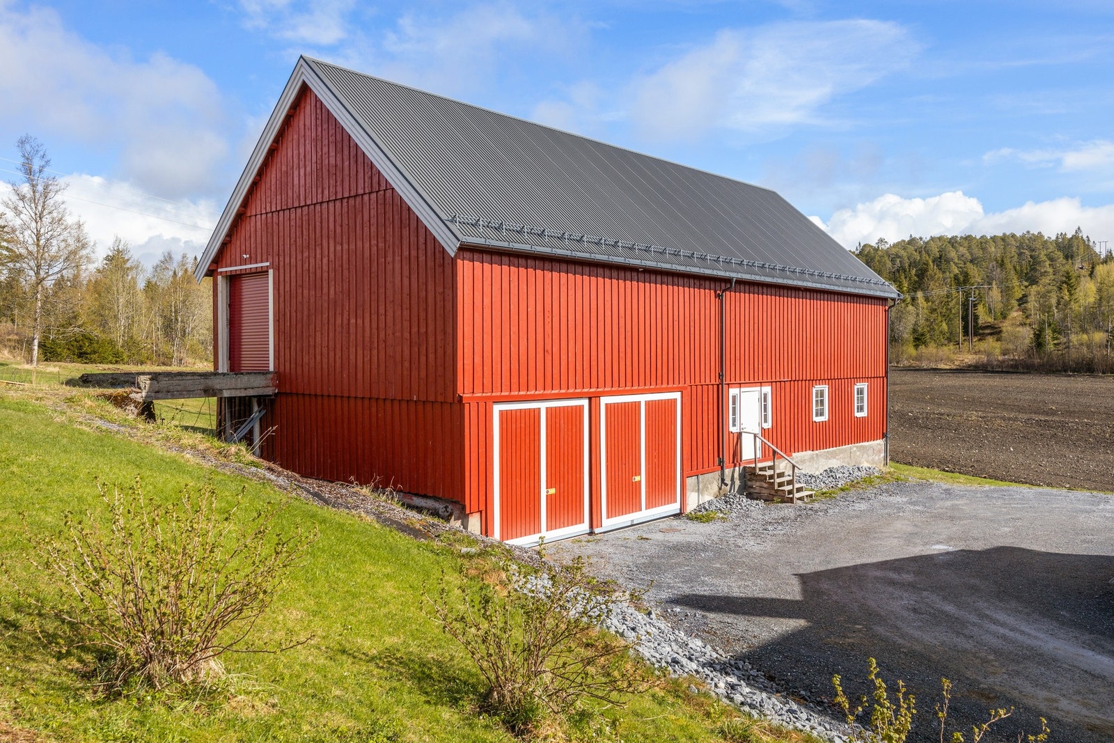Uthuset måler 336 kvm. Det utført utskiftninger av taktekking, vinduer, porter og kledning i senere år. Galleribilde